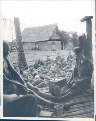 1943 Press Photo Military Ww2 Guinea Troops Native Hut Us Forces Buna 7x9