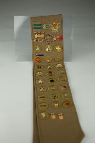 Boy Scout Sash With 25 Narrow Crimped Merit Badges