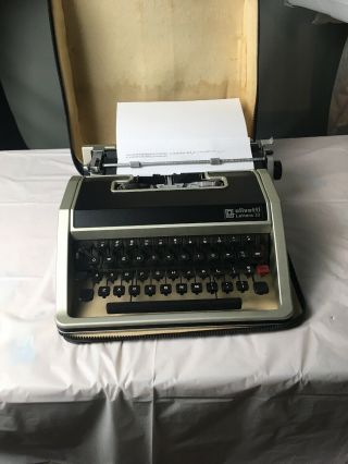 Olivetti Underwood Lettera 33 Portable Typewriter Vintage W/ Case.  Well