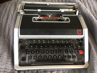 Vintage Olivetti Lettera Dl 33 Typewriter With Case 22 32