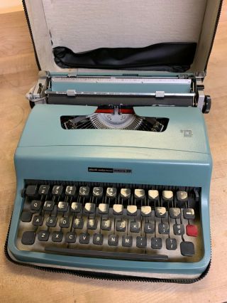 Portable Olivetti Underwood Lettera 32 Typewriter W/ R/b Ribbon.  
