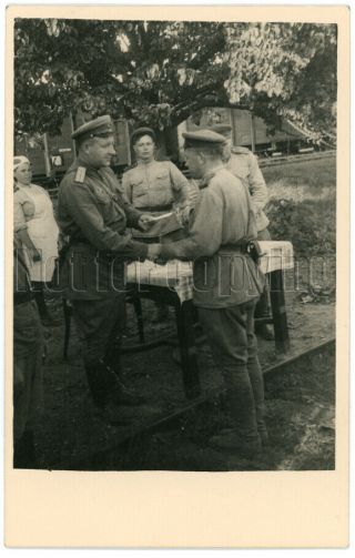 1945 Ww2 Soviet Officer Red Army Man Hands Award Prague Russian Vintage Photo