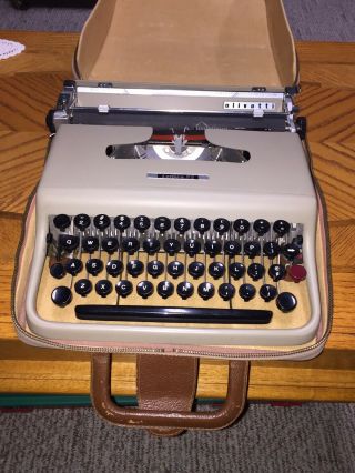 Vintage Olivetti Lettera 22 Portable Typewriter (lever) 1950’s Italy