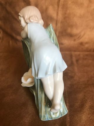 LLADRO Porcelain Figurine 8129 Childhood Dream Girl Sleeping On Leaf 5