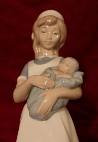 Nao By Lladro 709 Nurse Holding Baby/infant 13 "