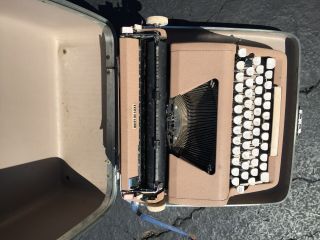 Antique Royal Quiet DeLuxe De luxe Vintage Typewriter In Case - Rare Color 2