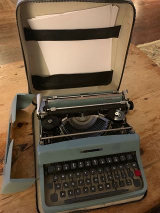 Vintage Classic Olivetti Lettera 32 Typewriter With Case -