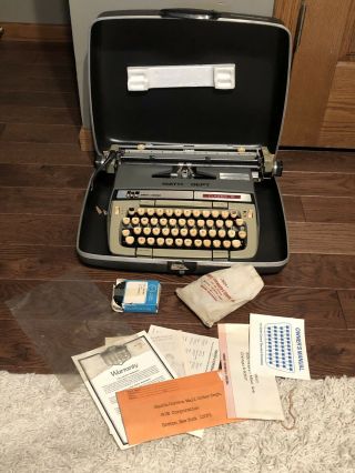 Smith Corona Classic 12 Typewriter W/ Case - - Cool
