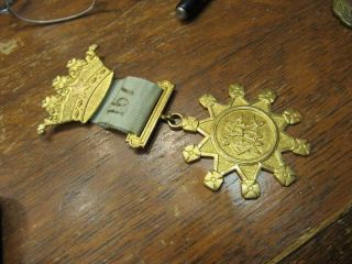 Royal Arcunum Vmc Medal Pin Antique Fraternal Masonic Crown (19e4)