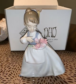 Lladro Nao 495,  My Bouquet (girl With Bouqet)