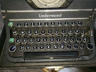 Vintage Underwood Universal Typewriter And Case 2