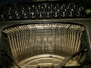 Vintage Underwood Universal Typewriter And Case 3