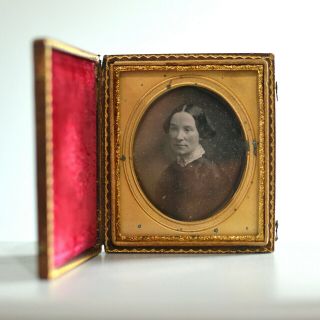 Stunning Early Daguerreotype Of Woman Lace Collar Full Case Brass Oval Frame