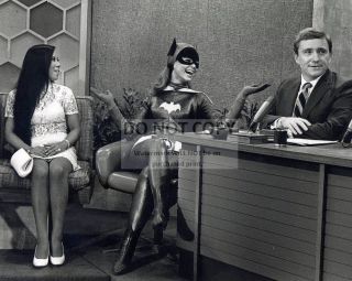 Yvonne Craig As " Batgirl " On " The Merv Griffin Show " - 8x10 Photo (zz - 242)