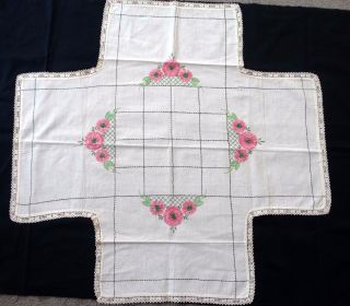 Vtg TABLE CLOTH Centerpiece Supper Hand Embroidered Floral 35.  5 X 33 Lace Edge 2