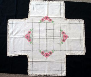 Vtg TABLE CLOTH Centerpiece Supper Hand Embroidered Floral 35.  5 X 33 Lace Edge 5