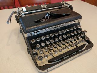 1938 Royal Deluxe Portable Typewriter With Case