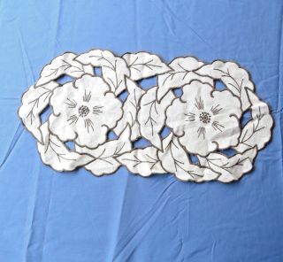 Vintage Linen Doily Runner Floral Hibiscus Embroidery Cut Work 9x19 Oval