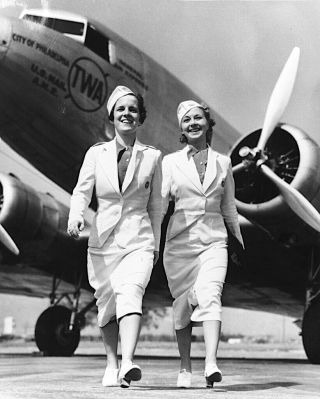 1940 - 1949 Vintage Stewardess " Twa " B/w Candid Photo (celebrities)