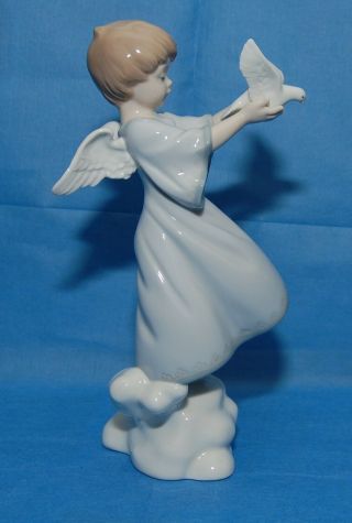 Lladro 8533 Peace On Earth Angel With Dove Collectible Porcelain Figurine