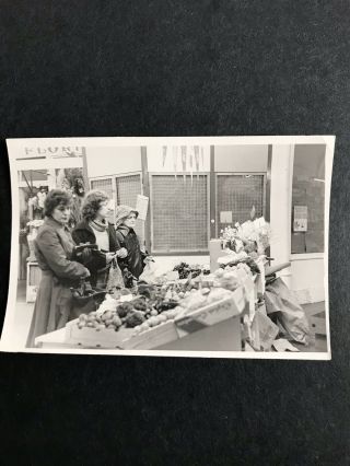 Vintage Photo - 3 Girls Women Shopping At A Farm Stand In A Market B&w 3.  5x5