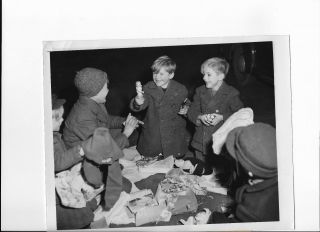 1948 Press Photo Berlin Germany Children Open Christmas Gifts Sent From The U,  S,