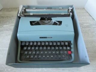 Old Vintage Underwood Olivetti Lettera 32 Portable Typewriter Light Blue