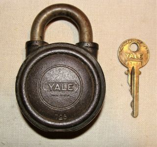 Antique Cast Iron Yale & Towne Round Padlock With Key 726