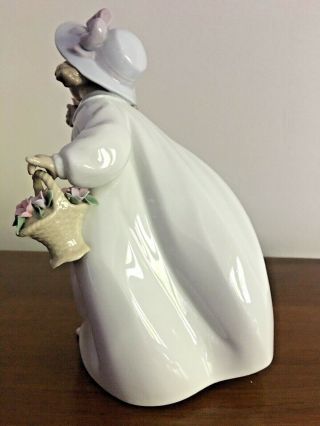 Lladro Porcelain Figurine 6683 Romance Girl With Flower Basket Statue Retired 3