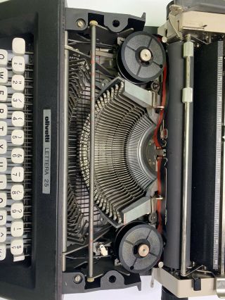 Vintage Olivetti Lettera 25 Red w/ White Keys 1970 ' s Portable Typewriter & Case 2