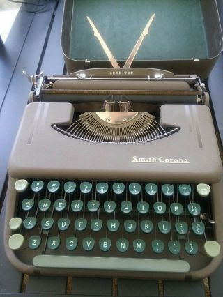 Smith Corona Skyriter Typewriter - Includes Case