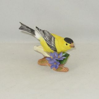 Boehm Porcelain Bird Sculpture " Goldfinch With Violets " 200 - 91