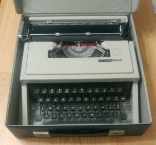 Vintage Mid Century Olivetti Underwood Lettera 31 Portable Typewriter With Case
