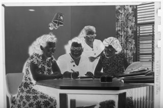 (1) B&w Press Photo Negative Women At Desk Signing Papers Glasses T2651
