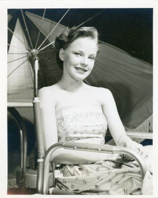 Vintage B/w Photo Of A Very Pretty Girl Smiling For The Camera