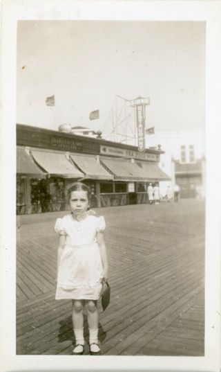 Vintage B/w Photo Snapshot - Young Girl On The Boardwalk In Ocean City