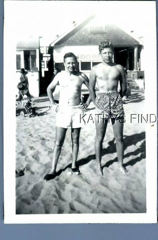 Found B&w Photo M,  3867 Men In Swimsuits Posed On Beach