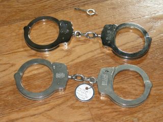 RARE Smith and Wesson Model 91 Mirror Polish Handcuffs (shackles) 4