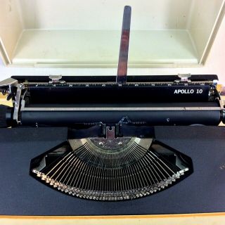 Vintage 1970 Royal Apollo 10 Portable Electric Typewriter Model SP - 8000 Cover 4