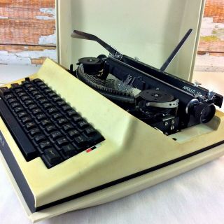 Vintage 1970 Royal Apollo 10 Portable Electric Typewriter Model SP - 8000 Cover 6