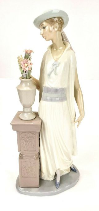 Gorgeous Lladro Figurine Grand Casino Lady Hat Dress Flowers Vase Stand