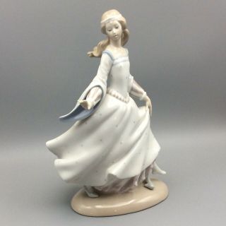 Lladro Figurine 4828 Cinderella Lost Slipper Figurine