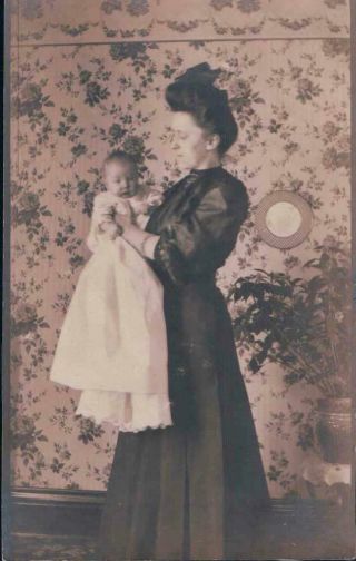 Portrait Of Woman Holding Child Somewhat Creepy With Mirror - Rppc Postcard M22