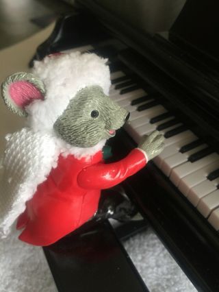 Mr.  Christmas Maestro Mouse In Love Piano Plays 24 Christmas Songs 8