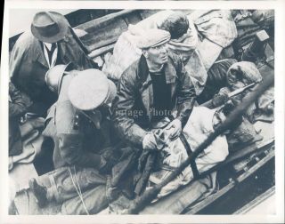 1940 Press Photo Military Ww2 Dunkirk France British Officer Refugees Vessel 7x9