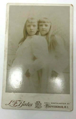 Cabinet card portrait photo of pretty twin girls c1890 2