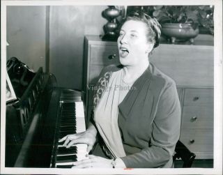 1952 Press Photo Musician Helen Traubel Soprano Singer Metropolitan Opera 7x9