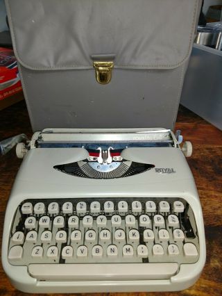 Vintage Royalite Typewriter With Carrying Case.