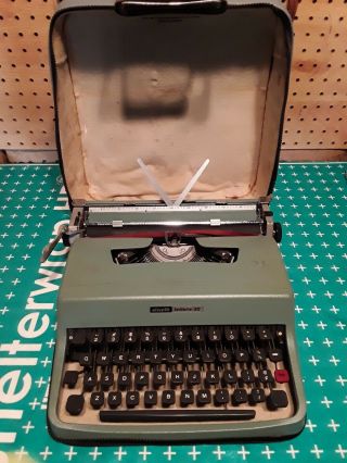 Olivetti Underwood Lettera 32 Type Writer With Case