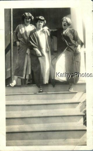 Found B&w Photo K_7423 Three Young Women In Bathrobes On The Steps
